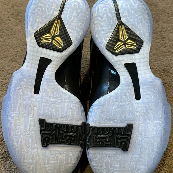 Nike Kobe V Boy’s Black and Gold Athletic Shoes - New never worn in box - Picture 7 of 9